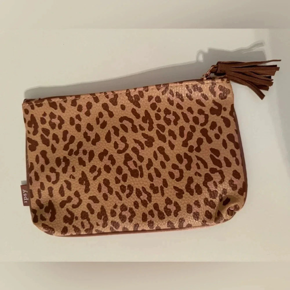 New Ipsy Cheetah Cosmetic Pouch - Picture 2 of 3